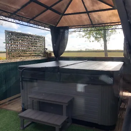 Peaceful Holiday Lodge With Hot Tub Upton  Exterior foto