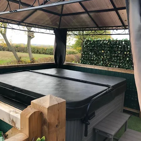 Peaceful Holiday Lodge With Hot Tub Upton  Exterior foto